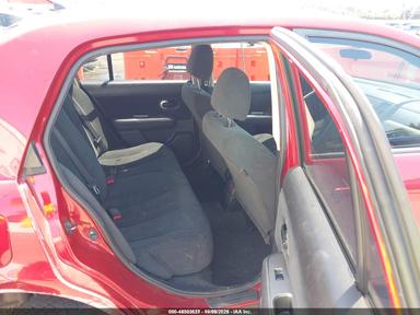 Vista de 2011 Nissan Versa 1.8S, ángulo 8