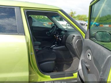 Vista de 2015 Kia Soul, ángulo 5