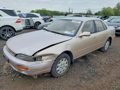 Vista de 1995 TOYOTA CAMRY LE, ángulo 1