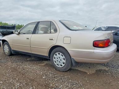 Vista de 1995 TOYOTA CAMRY LE, ángulo 2