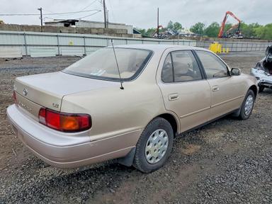 Vista de 1995 TOYOTA CAMRY LE, ángulo 3