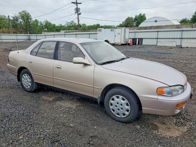 Vista de 1995 TOYOTA CAMRY LE, ángulo 4