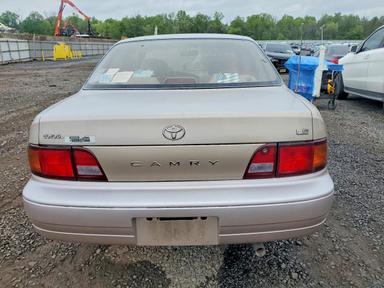 Vista de 1995 TOYOTA CAMRY LE, ángulo 6