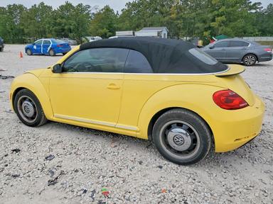 Vista de 2013 VOLKSWAGEN BEETLE, ángulo 2