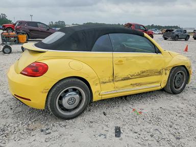 Vista de 2013 VOLKSWAGEN BEETLE, ángulo 3