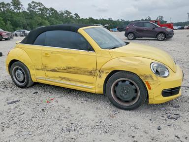 Vista de 2013 VOLKSWAGEN BEETLE, ángulo 4