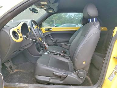 Vista de 2013 VOLKSWAGEN BEETLE, ángulo 7