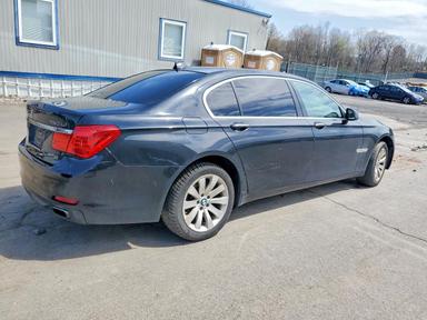 Vue de 2010 BMW 750 LI XDRIVE, angle 3