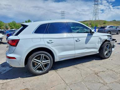 Vue de 2021 AUDI Q5 E PRESTIGE, angle 3