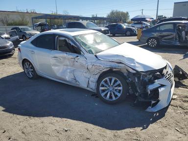 منظر 2015 LEXUS IS 250، زاوية 4