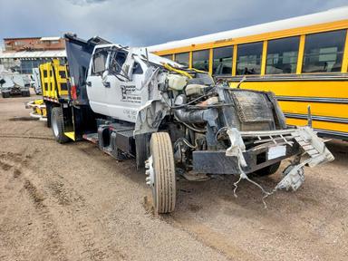 Vue de 2001 GMC C7 FLATBED TRUCK TRUCK WITH CRASH ATTENUATOR, angle 1