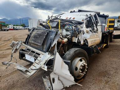 Vue de 2001 GMC C7 FLATBED TRUCK TRUCK WITH CRASH ATTENUATOR, angle 2