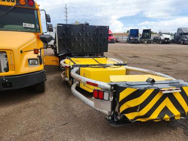 Vue de 2001 GMC C7 FLATBED TRUCK TRUCK WITH CRASH ATTENUATOR, angle 3