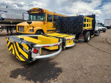 Vue de 2001 GMC C7 FLATBED TRUCK TRUCK WITH CRASH ATTENUATOR, angle 4