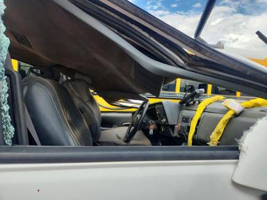Vue de 2001 GMC C7 FLATBED TRUCK TRUCK WITH CRASH ATTENUATOR, angle 5