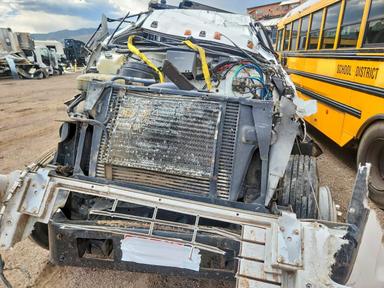 Vue de 2001 GMC C7 FLATBED TRUCK TRUCK WITH CRASH ATTENUATOR, angle 7