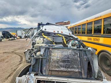 Vue de 2001 GMC C7 FLATBED TRUCK TRUCK WITH CRASH ATTENUATOR, angle 9