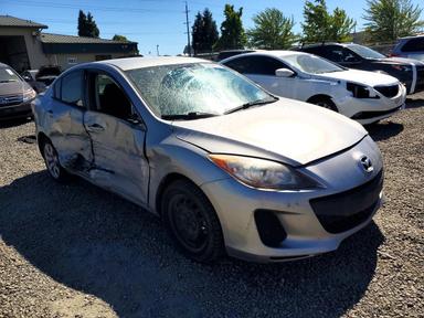 Vue de 2013 MAZDA 3 I, angle 4