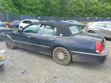Vista de 2003 LINCOLN TOWN CAR EXECUTIVE, ángulo 2