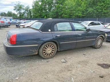Vista de 2003 LINCOLN TOWN CAR EXECUTIVE, ángulo 3