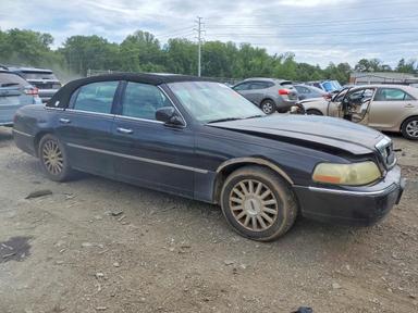 Vista de 2003 LINCOLN TOWN CAR EXECUTIVE, ángulo 4