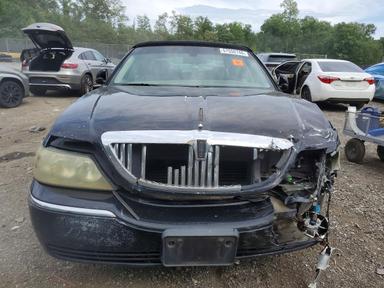 Vista de 2003 LINCOLN TOWN CAR EXECUTIVE, ángulo 5