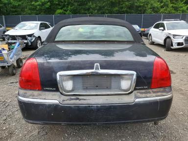Vista de 2003 LINCOLN TOWN CAR EXECUTIVE, ángulo 6