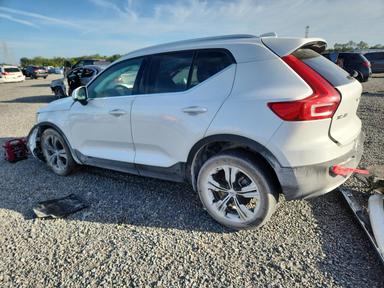 Вид 2021 VOLVO XC40 T5 INSCRIPTION, угол 2