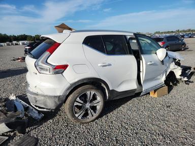Вид 2021 VOLVO XC40 T5 INSCRIPTION, угол 3