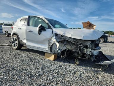 Вид 2021 VOLVO XC40 T5 INSCRIPTION, угол 4