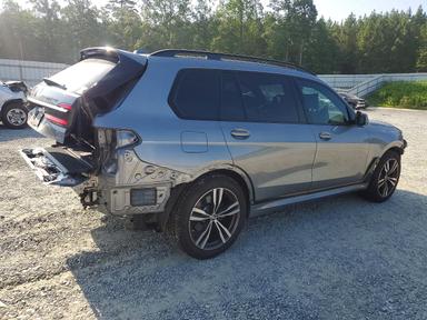 Vista de 2025 BMW X7 XDRIVE40I, ángulo 3