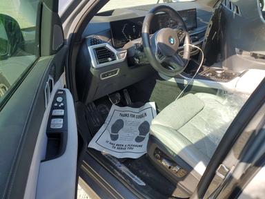 Vista de 2025 BMW X7 XDRIVE40I, ángulo 8