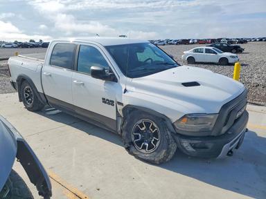 Вид 2015 RAM 1500 REBEL, угол 4