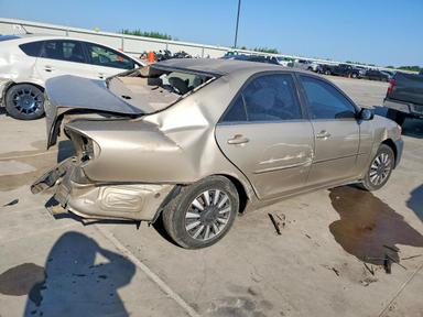 Vista de 2002 TOYOTA CAMRY LE, ángulo 3