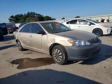 Vista de 2002 TOYOTA CAMRY LE, ángulo 4