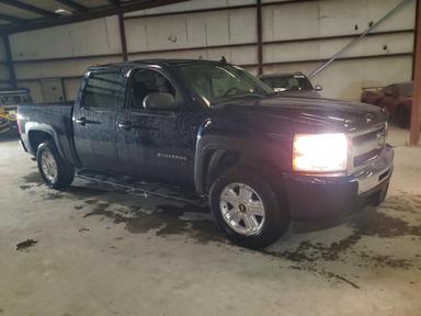 Вид 2010 CHEVROLET SILVERADO K1500 LT, угол 4