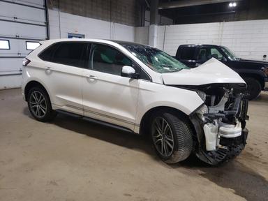 Vue de 2019 FORD EDGE TITANIUM, angle 4