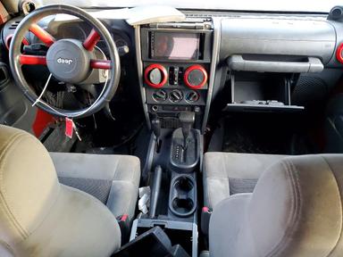 Vista de 2010 JEEP WRANGLER UNLIMITED SAHARA, ángulo 8