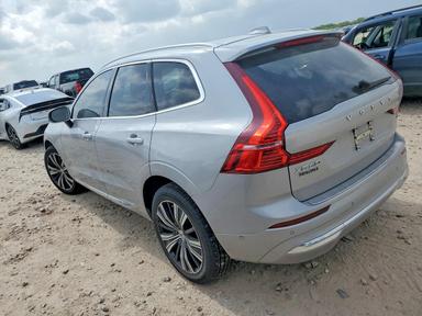 Vista de 2023 VOLVO XC60 PLUS, ángulo 2