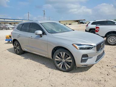 Vista de 2023 VOLVO XC60 PLUS, ángulo 4