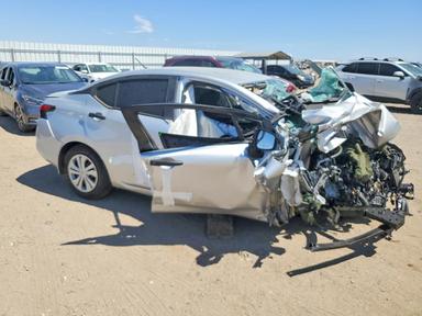 Vue de 2025 NISSAN VERSA S, angle 4