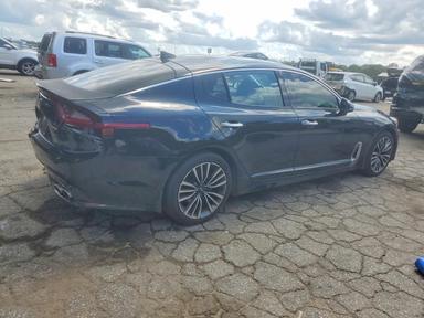 منظر 2018 KIA STINGER PREMIUM، زاوية 3