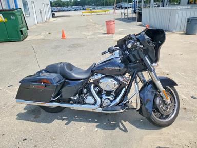 منظر 2013 HARLEY-DAVIDSON FLHX STREET GLIDE، زاوية 1