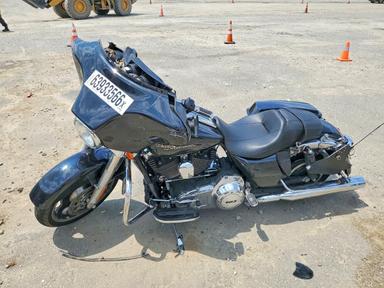 منظر 2013 HARLEY-DAVIDSON FLHX STREET GLIDE، زاوية 3