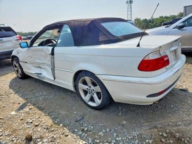 Vue de 2005 BMW 325 CI, angle 2