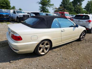 Vue de 2005 BMW 325 CI, angle 3