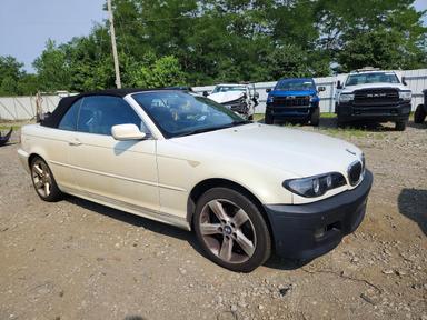 Vue de 2005 BMW 325 CI, angle 4