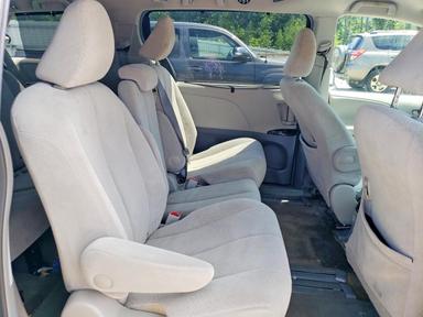 Vue de 2014 TOYOTA SIENNA LE, angle 11