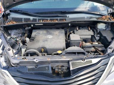 Vue de 2014 TOYOTA SIENNA LE, angle 12
