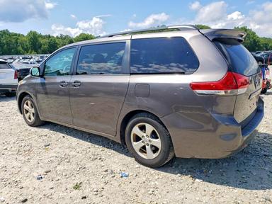 Vue de 2014 TOYOTA SIENNA LE, angle 2